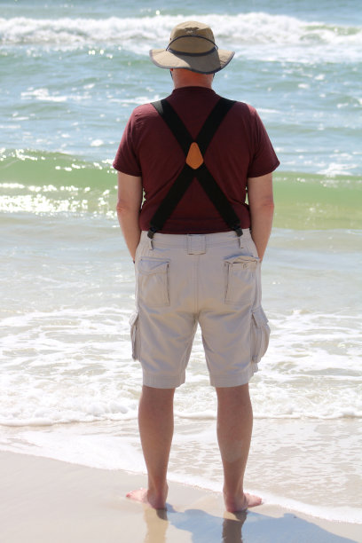 男人站在海滩上看着大海图片下载