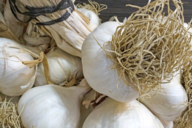 在木质背景上靠近大蒜图片下载