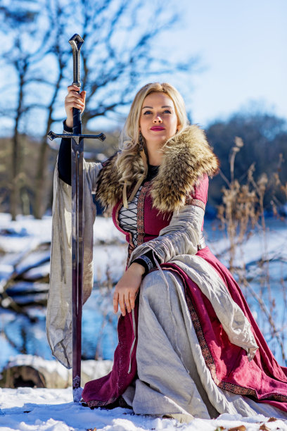 历史上的俄罗斯女王穿着传统服装在户外图片下载