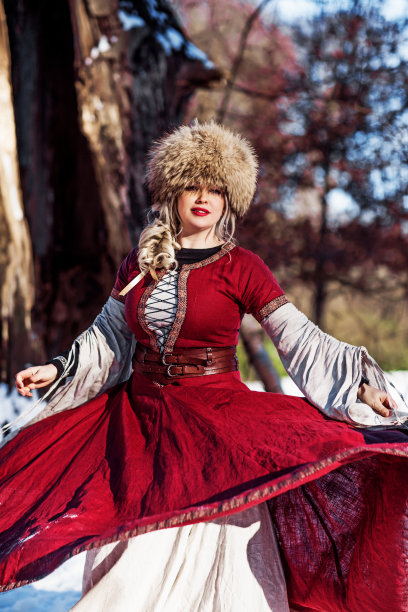 历史上的俄罗斯女王穿着传统服装在户外图片下载