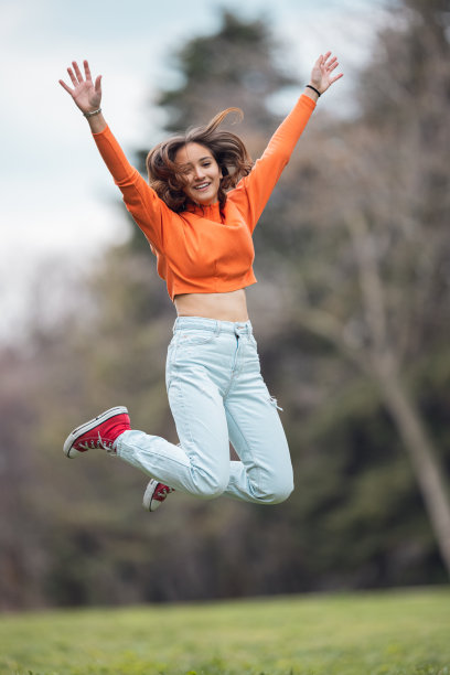 大自然中的快乐跳跃少女图片下载