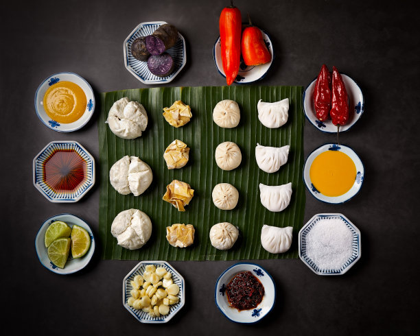 铺上美味的中国饺子，配上调味汁和油图片下载