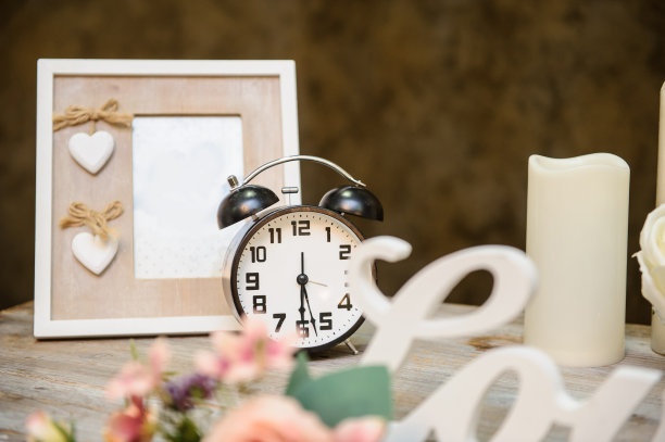 婚礼装饰照片:一个古老的木质桌子，插花，相框，蜡烛，灯，上面刻有“爱”的白色字样图片下载