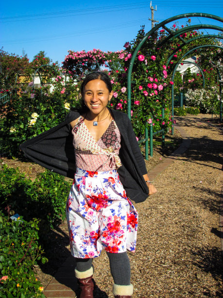 一个女人正要脱下她的羊毛衫图片下载