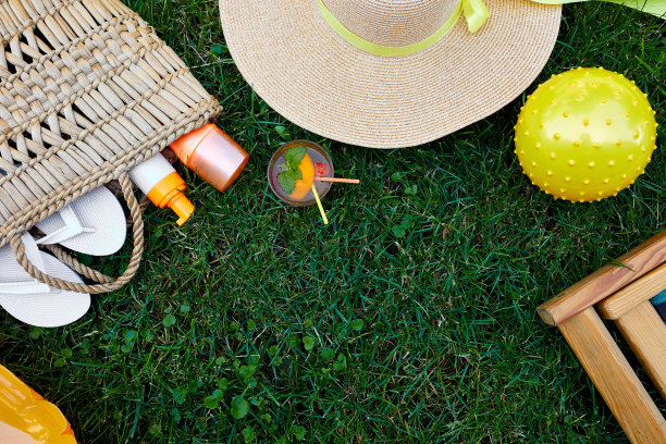 平坦的户外铺设明亮的夏季海滩度假或旅行的生活方式概念在草的背景图片下载