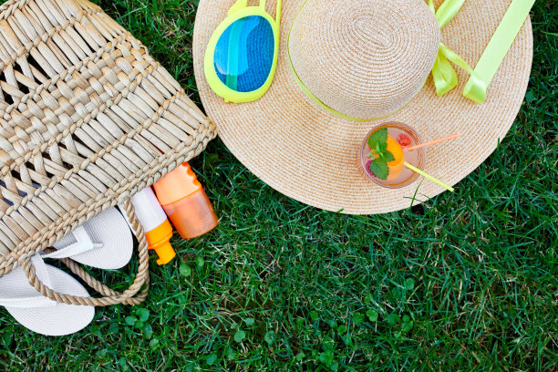 户外明亮的夏季海滩度假或旅行生活理念在草地背景图片下载