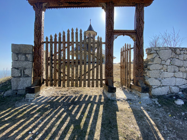 Naeni, Buzau -罗马尼亚- 2021年4月11日- One Stone Church的手工木门。图片下载