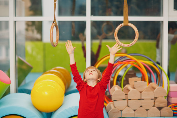 孩子们在幼儿园或小学的体育馆锻炼。儿童运动健身运动环概念。图片下载