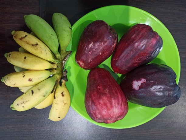 花园里有香蕉和番石榴图片下载