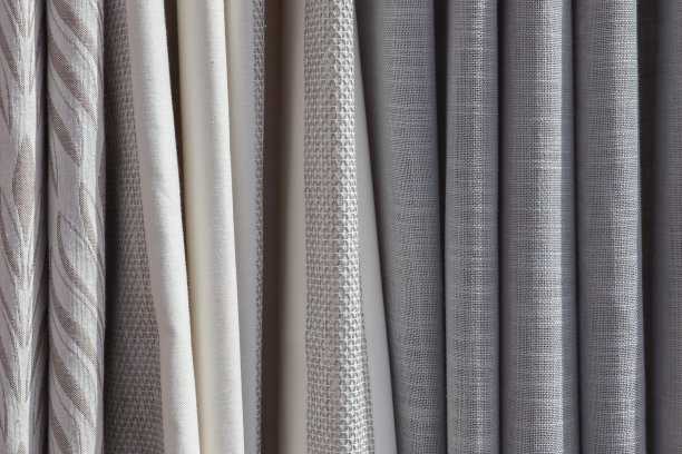 在面料市场上发现的不同颜色的布料和织物样品的详细近距离查看图片下载