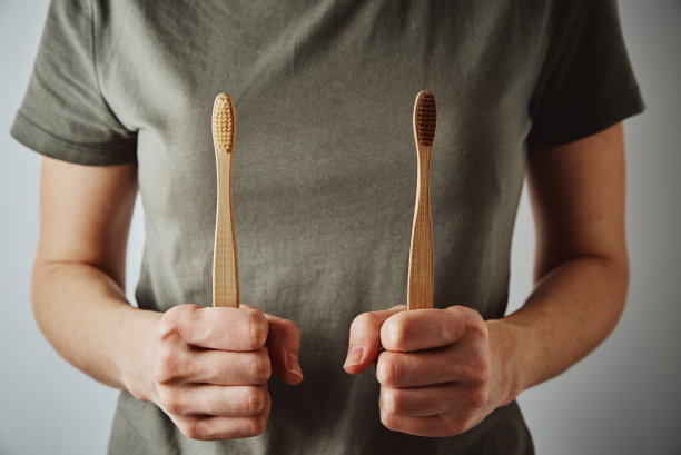 女人拿着竹牙刷，特写图片下载