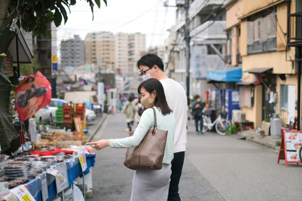 中年夫妇约会和购物图片下载
