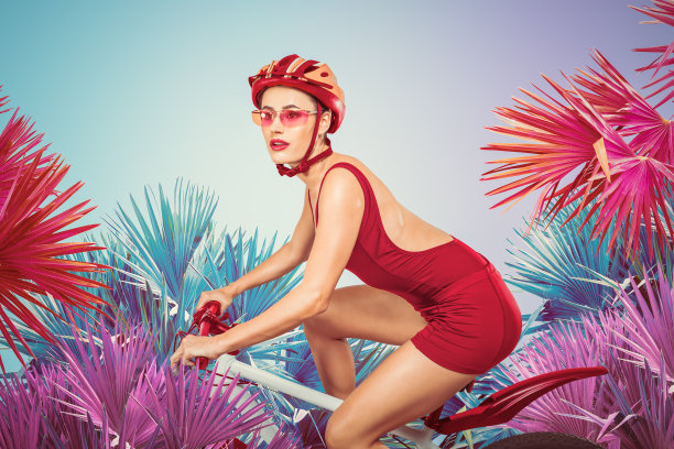 年轻女子骑着自行车和鲜花的抽象艺术拼贴画图片下载