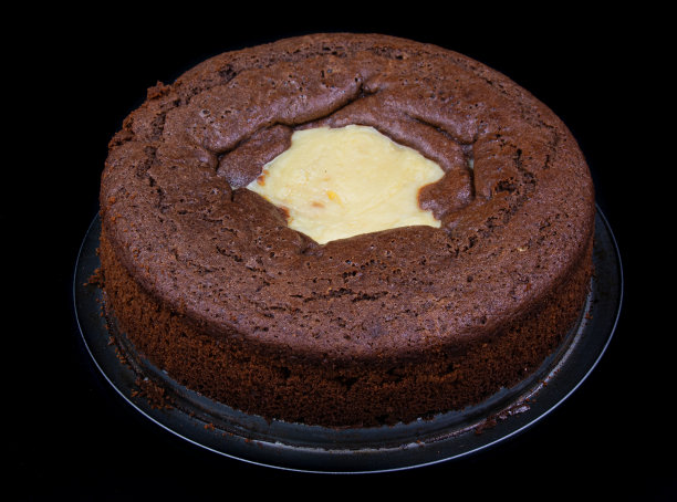 黑色背景上的巧克力火山蛋糕图片下载