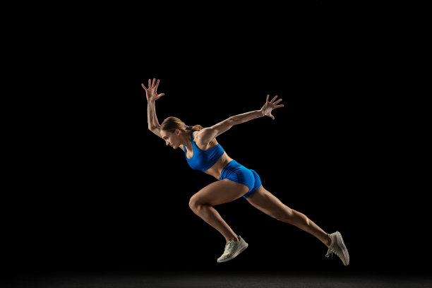 运动女人，田径运动员训练孤立的黑人演播室背景。图片下载