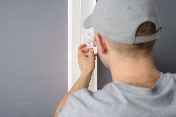 男性的手正在修理塑料窗户的把手图片下载