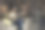 一个年轻女子坐在家里玻璃窗附近的沙发上弹吉他的照片:-库存照片图片下载