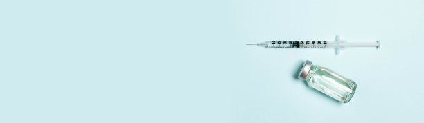 浅蓝色背景的玻璃药瓶注射器，平放，复印区。预防流感、冠状病毒、麻疹、冠状病毒疾病的疫苗接种。疫苗和免疫概念图片下载