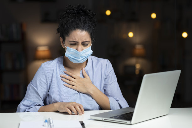 受冠状病毒感染的妇女戴着防护口罩，表现出胸痛、呼吸问题和不适症状:-图片图片下载