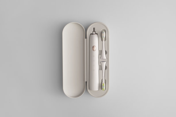 灰色背景的智能电动牙刷图片下载