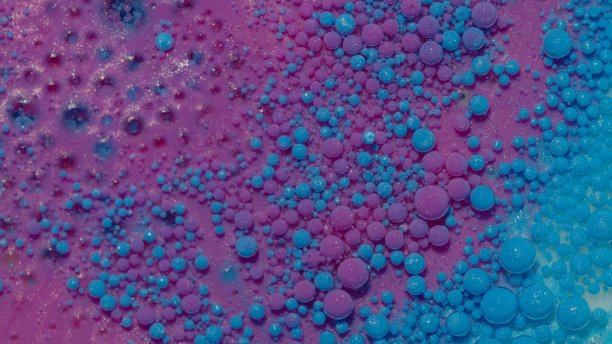 宏观结构的彩色水彩画油画气泡运动，鲜艳的紫色丙烯酸画图片下载