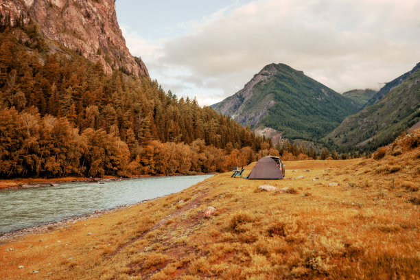 河边沙滩上的徒步帐篷。图片下载