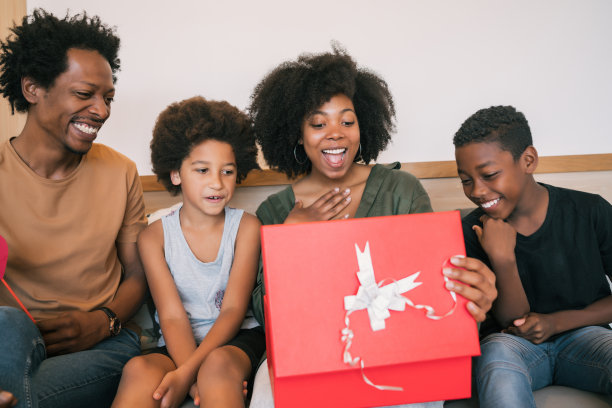 父亲和孩子们祝贺母亲母亲节。图片下载