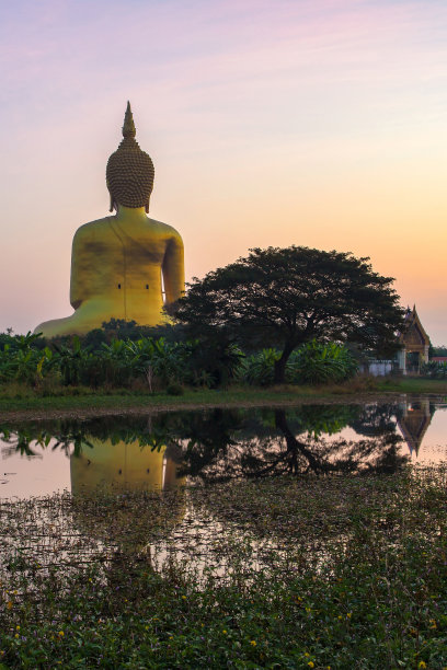 大佛在Wat Muang在昂通省流行的佛教圣地在泰国。图片下载