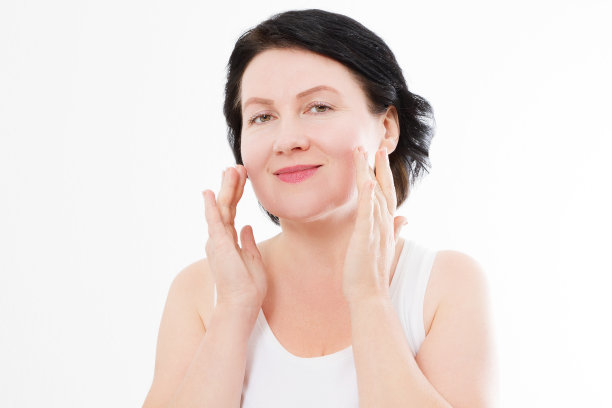 美丽的中年女人的脸肖像。水疗和抗衰老概念隔离在白色背景。整形手术和胶原蛋白脸部注射。皱纹和更年期。模拟。本空间图片下载