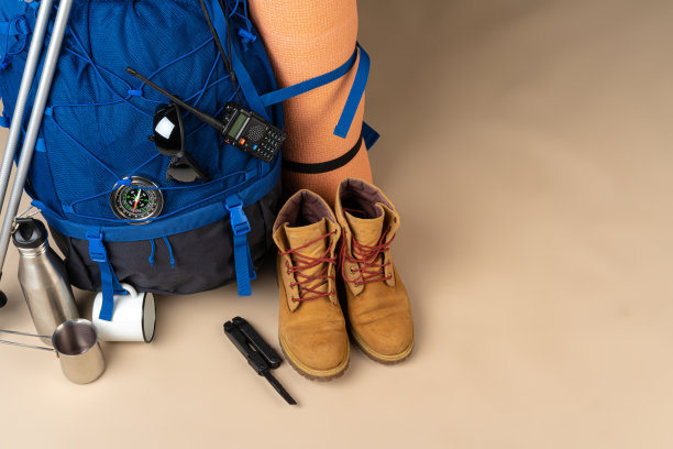 蓝色的背包和登山靴。山地齿轮靠近图片下载