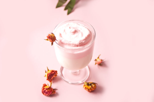 一杯玫瑰冰达尔戈纳搅打咖啡图片下载