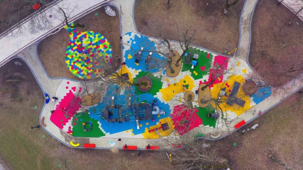 儿童多彩的户外游乐场，有旋转木马，秋千和滑梯图片下载