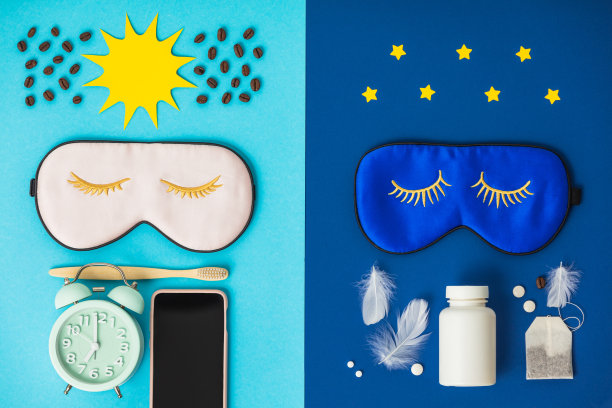 休息的概念，睡眠质量，晚安，失眠，放松，心理健康。睡眠面具、闹钟、牙刷、花草茶、咖啡、纸太阳和彩色背景上的星星图片下载