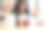 一个长着非洲发式的非洲女人正在喝鸡尾酒。素材图片