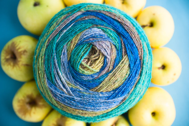 针织和钩编。多色绞天然羊毛纱。线程图片下载