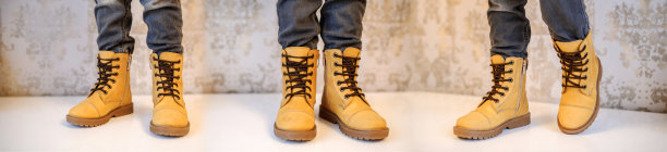 照片的一个男孩的腿在黄色的皮革儿童鞋在复古的背景图片下载