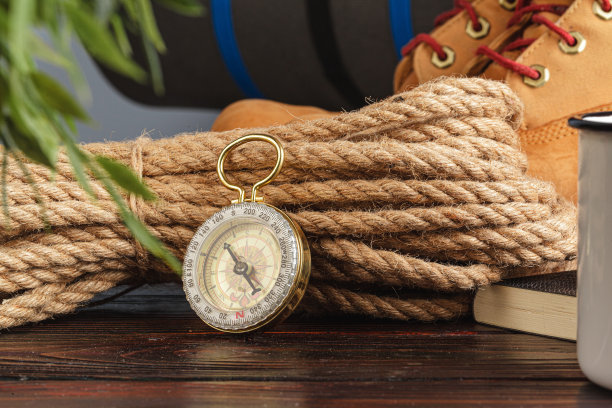 指南针周围的山地齿轮工具在木制的背景图片下载