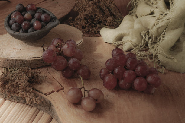 红葡萄的静物，俯视图图片下载