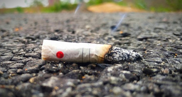 马路上的二手香烟图片下载