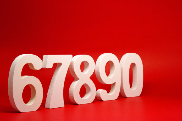 数数字(6 7 8 9 0)白色数字木制的红色背景与拷贝空间- 6 7 89 9 0图片下载