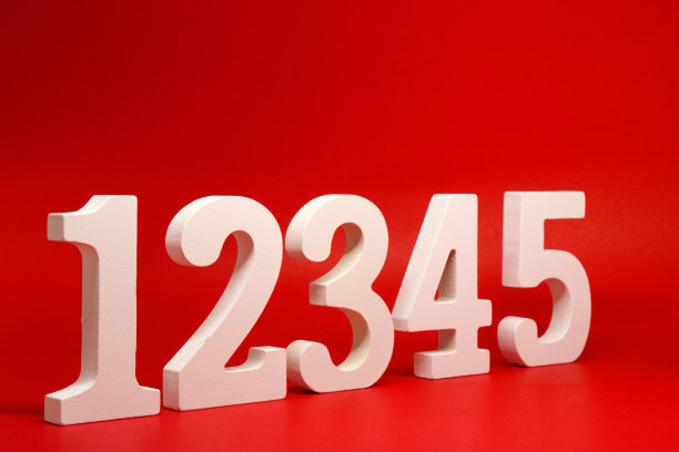 数数字(1 2 3 4 5)白色数字木制在红色背景与拷贝空间- 1 2 3 4 5图片下载