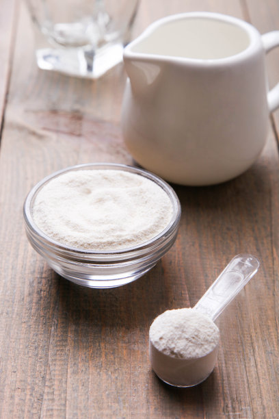 碗和勺子里的白色蛋白粉图片下载