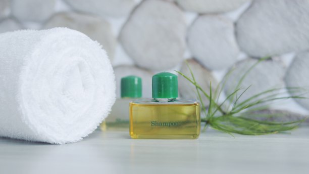 温泉配件，美丽的温泉构成，温泉放松的概念，草药按摩，美丽的树液设置在木桌上，用于营销产品图片下载