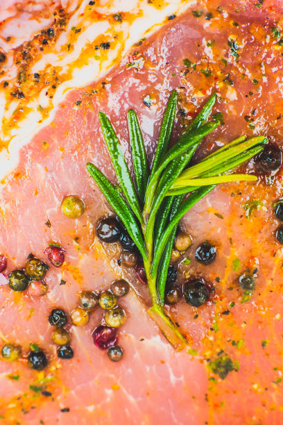 生猪肉与香料和绿色迷迭香药草。红肉纹理背景，生火腿。宏观照片。肥嫩多汁的牛排。图片下载