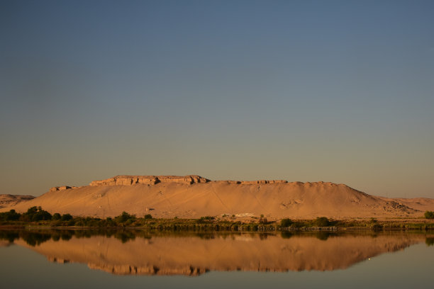 埃及尼罗河畔的岩石地貌图片下载