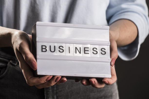 举着商业标志图片下载