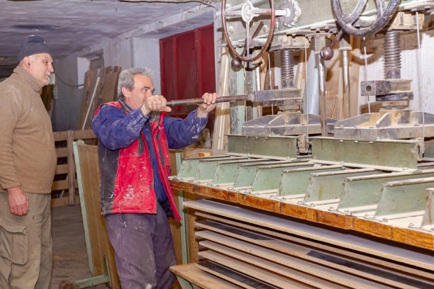 木工拧紧压机，挤木型材涂上胶水，烘干过程图片下载