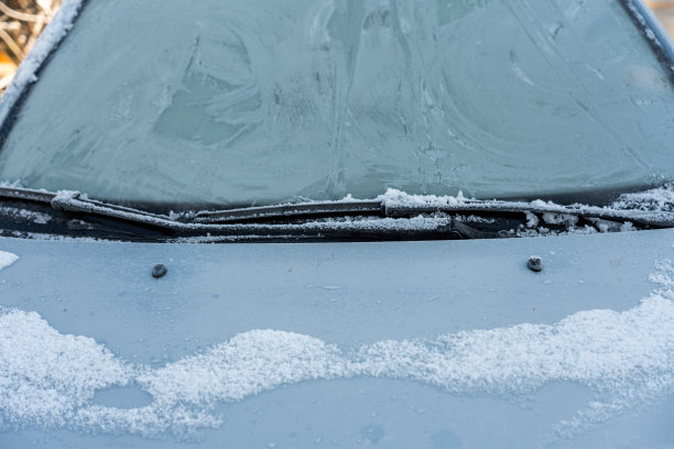 冻雨过后，汽车上布满了冰和冰柱。关上被冰覆盖的车窗。恶劣的冬天天气，冰暴冬天结霜的场景。图片下载