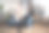 在家享受乐趣和美好时光概念：留着胡子的年轻阿拉伯男子与戴着头巾的漂亮妻子在客厅里跳舞，一起度过自由的夜晚图片下载