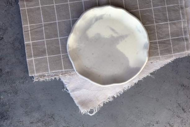 石头卷曲灰色盘在混凝土桌上图片下载